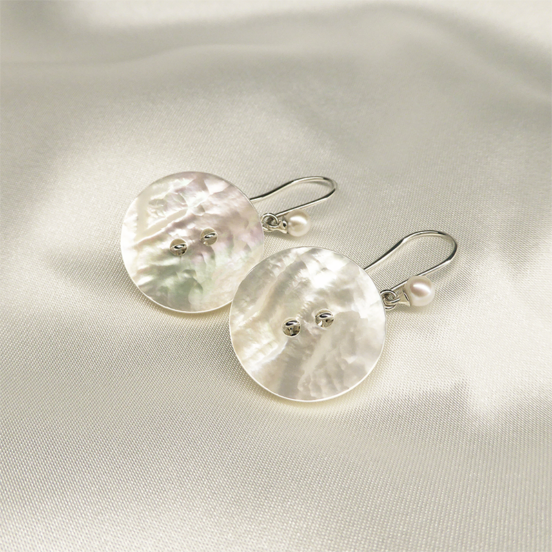 あまこち・白蝶貝の貝ボタンと真珠のピアス Shell Button Earrings.